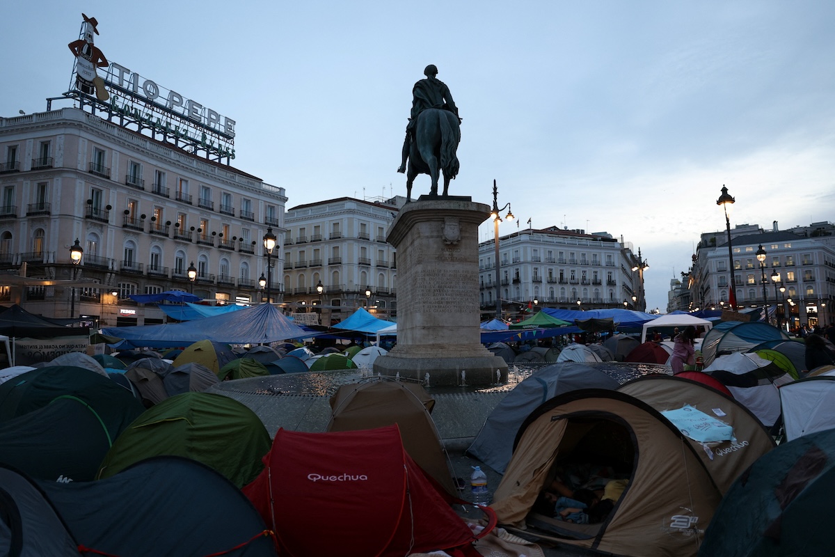 La piazza principale di Madrid si è riempita di tende