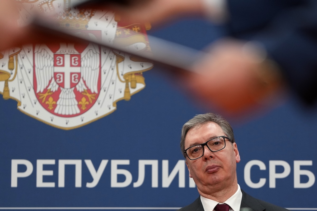 Aleksandar Vučić durante la firma di un accordo con l'Azerbaigian a Belgrado, il 15 febbraio 2026 (AP/Darko Vojinovic)