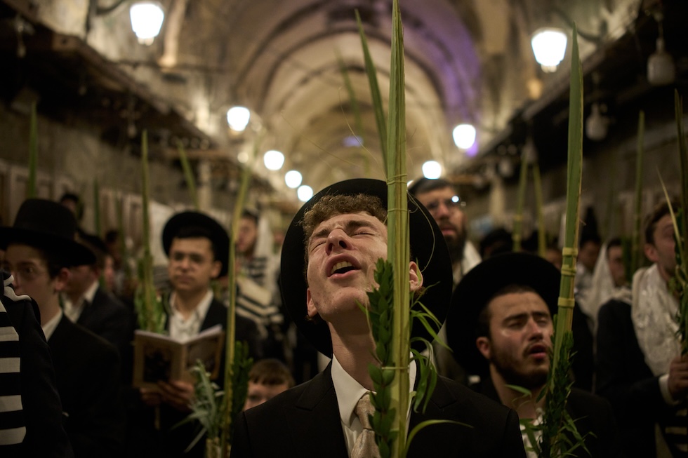 Uomini ebrei ortodossi pregano davanti a uno degli ingressi del complesso della moschea di al Aqsa in occasione del Sukkot, o «festa delle capanne», un'importante ricorrenza ebraica (AP Photo/Leo Correa)
