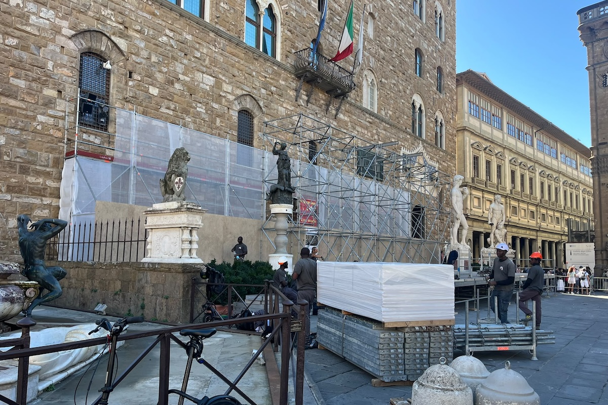 Palazzo Vecchio a Firenze è ancora un po’ sporco, tre anni dopo il lancio di vernice