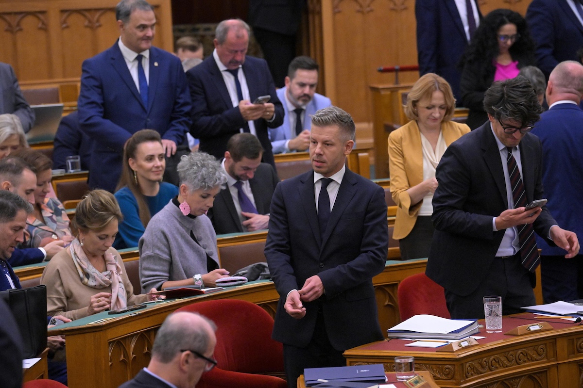 Il parlamento ungherese ha sospeso l’immunità al primo ministro Péter Magyar