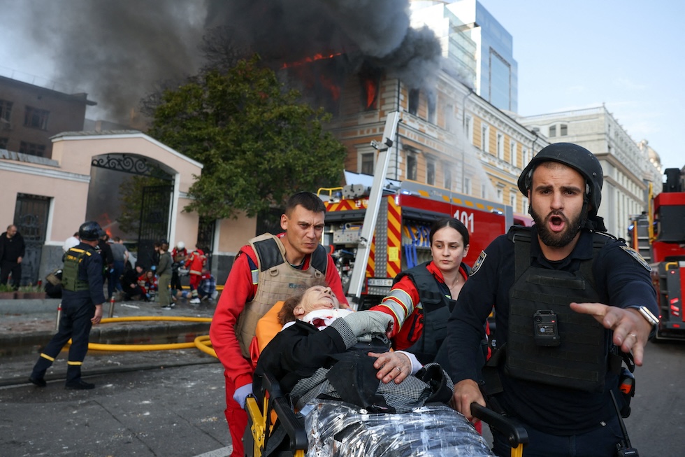 Una donna soccorsa dopo che un drone russo ha colpito un edificio (REUTERS/Valentyn Ogirenko)