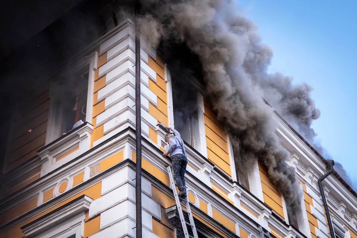 L’Accademia delle scienze di Kyiv è stata colpita da un drone russo: una persona è stata uccisa e 19 sono ferite
