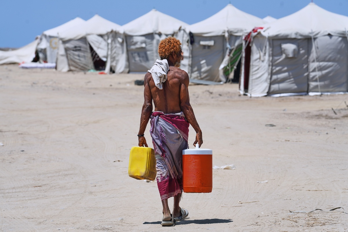 Uno sfollato yemenita nel campo di Al-Firdaws (AP Photo/Abdulnasser Alseddik)
