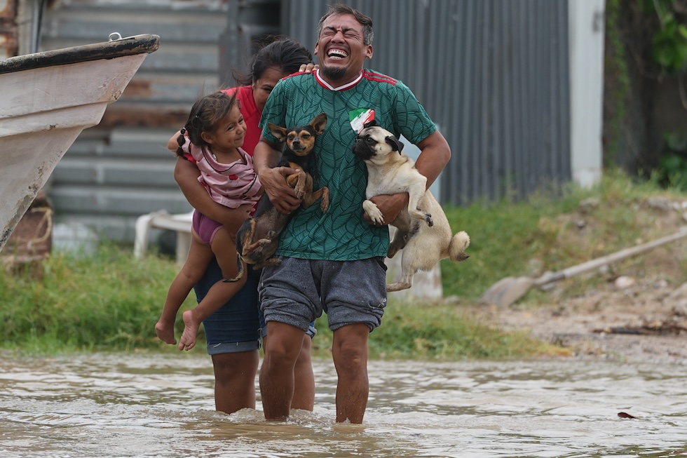 Persone lasciano la loro casa per l'avvicinarsi dell'uragano Polo (AP Photo/Eduardo Verdugo)
