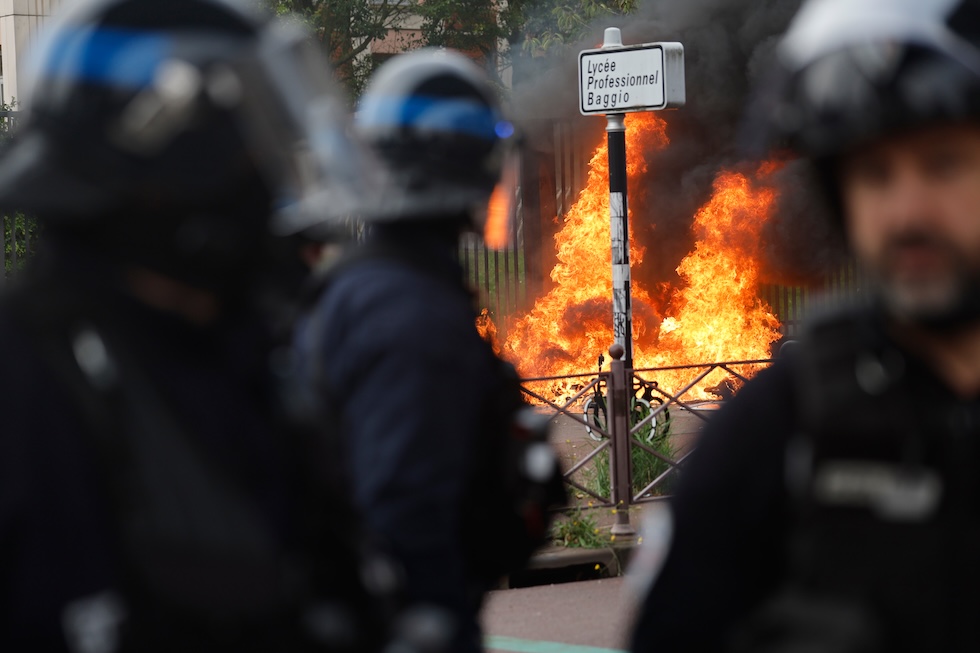 Poliziotti francesi vicino all’ingresso del liceo Baggio, bloccato da una protesta (AP Photo/Jean-Francois Badias)