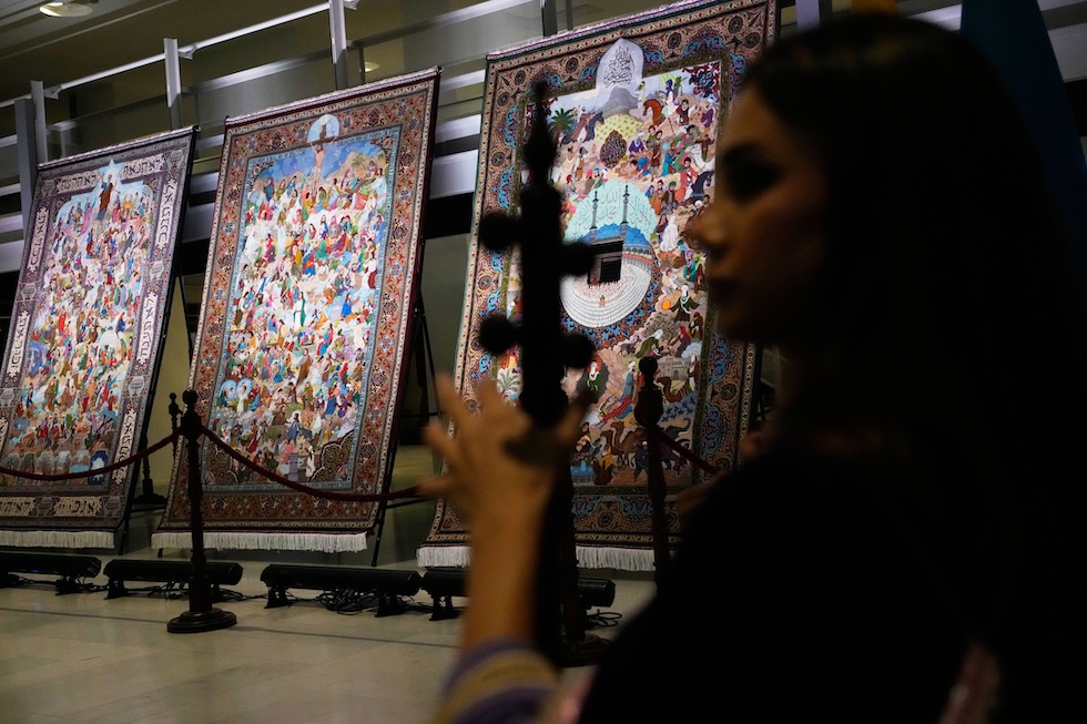 Tappeti azeri all’inaugurazione di una mostra dedicata alle tre religioni abramitiche (ebraismo, cristianesimo e islam) ai Musei Vaticani (AP Photo/Gregorio Borgia)