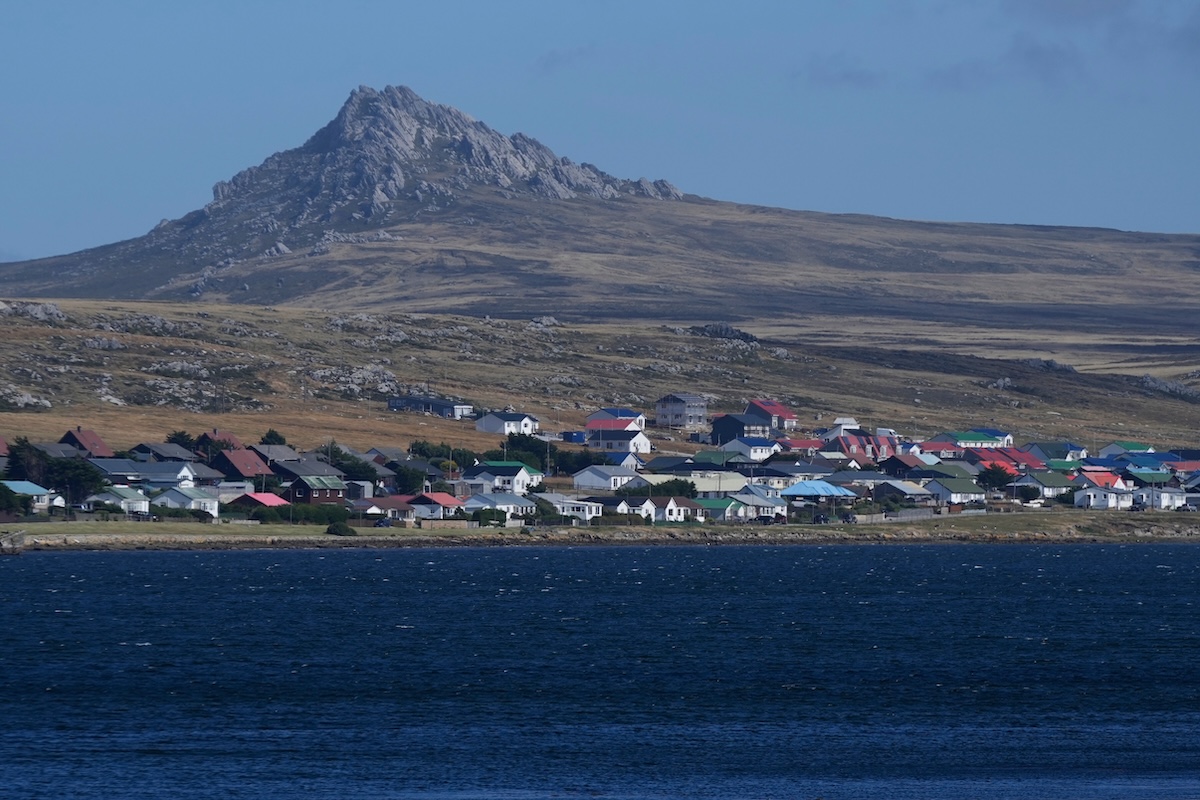 Una veduta di Stanley, la principale città delle Falkland/Malvinas, il 16 marzo 2026