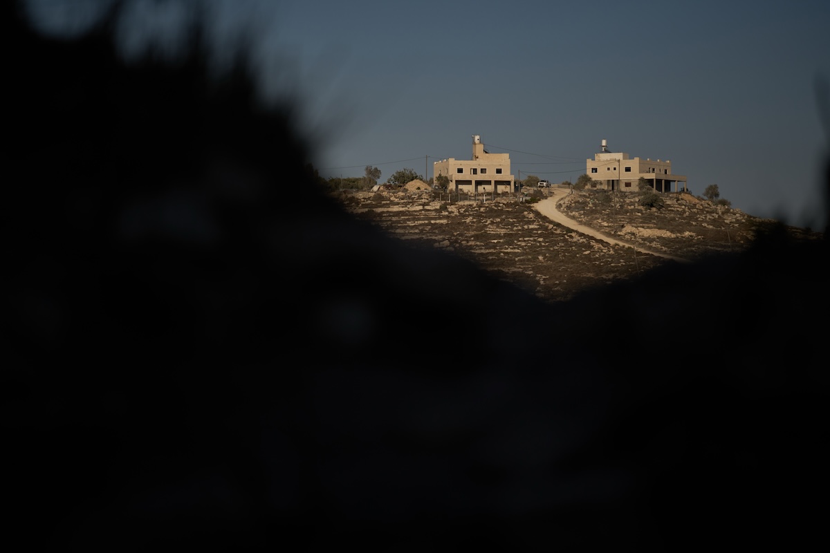100 coloni israeliani hanno impedito il rientro a casa di una famiglia palestinese in Cisgiordania, nonostante la scorta dell’esercito