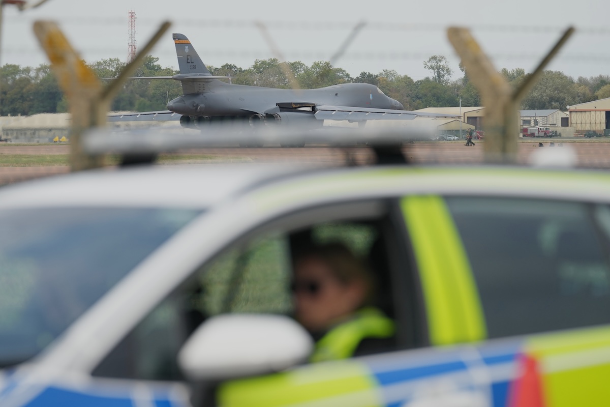 Uno degli uomini arrestati vicino alla base inglese RAF Fairford aveva chiamato la polizia poco prima, scrivono i media inglesi