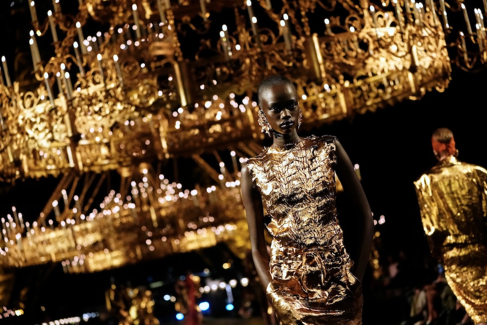 Una modella alla sfilata di Saint Laurent (AP Photo/Teresa Suarez)