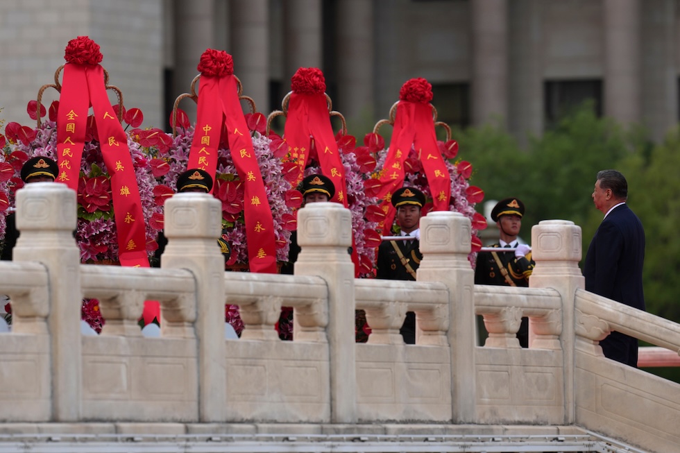 Il presidente cinese Xi Jinping durante una cerimonia per la giornata dei martiri al monumento agli eroi del popolo, in piazza Tienanmen (AP Photo/Ng Han Guan)