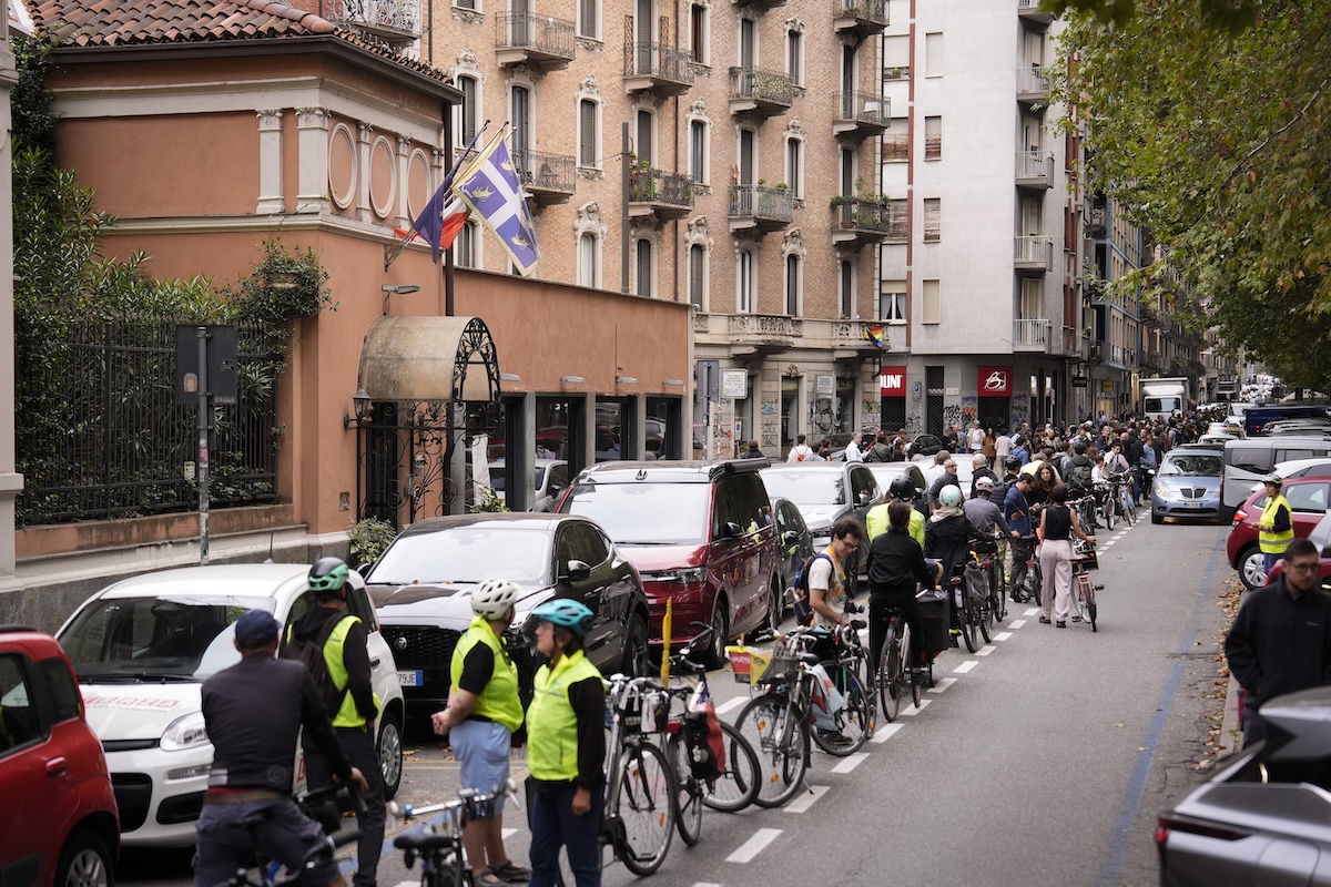 da una settimana a torino c8217232 una lunga fila di persone che protegge una pista ciclabile da Ilpost.it da una settimana a torino c8217232 una lunga fila di persone che protegge una pista ciclabile