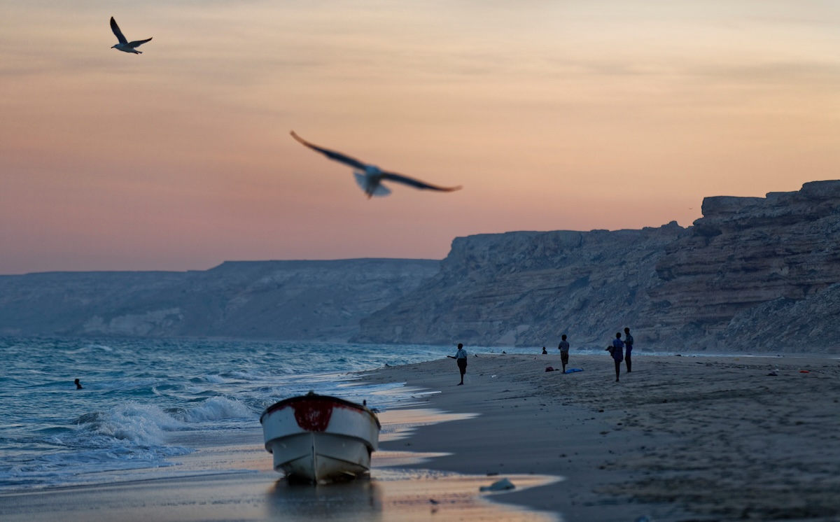 Alcune persone su una spiaggia del Puntland, in Somalia, il 6 marzo 2017 (AP Photo/Ben Curtis)