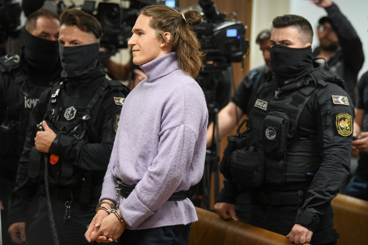 È stata ridotta a sette anni la pena di Maja T., militante antifascista in carcere in Ungheria con le stesse accuse di Ilaria Salis