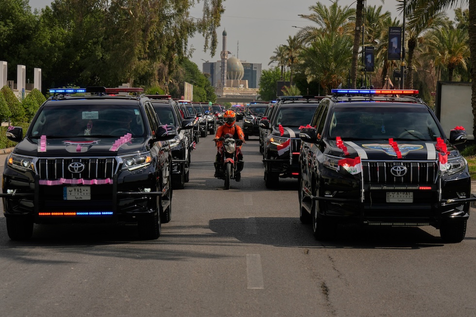 Un convoglio di mezzi delle forze di sicurezza irachene sfila per festeggiare il ritiro delle truppe statunitensi dal paese (AP Photo/Hadi Mizban)
