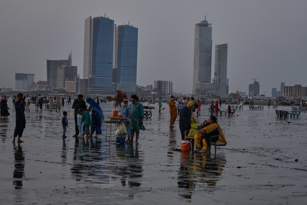 Persone sulla spiaggia di Clifton (AP Photo/Anjum Naveed)
