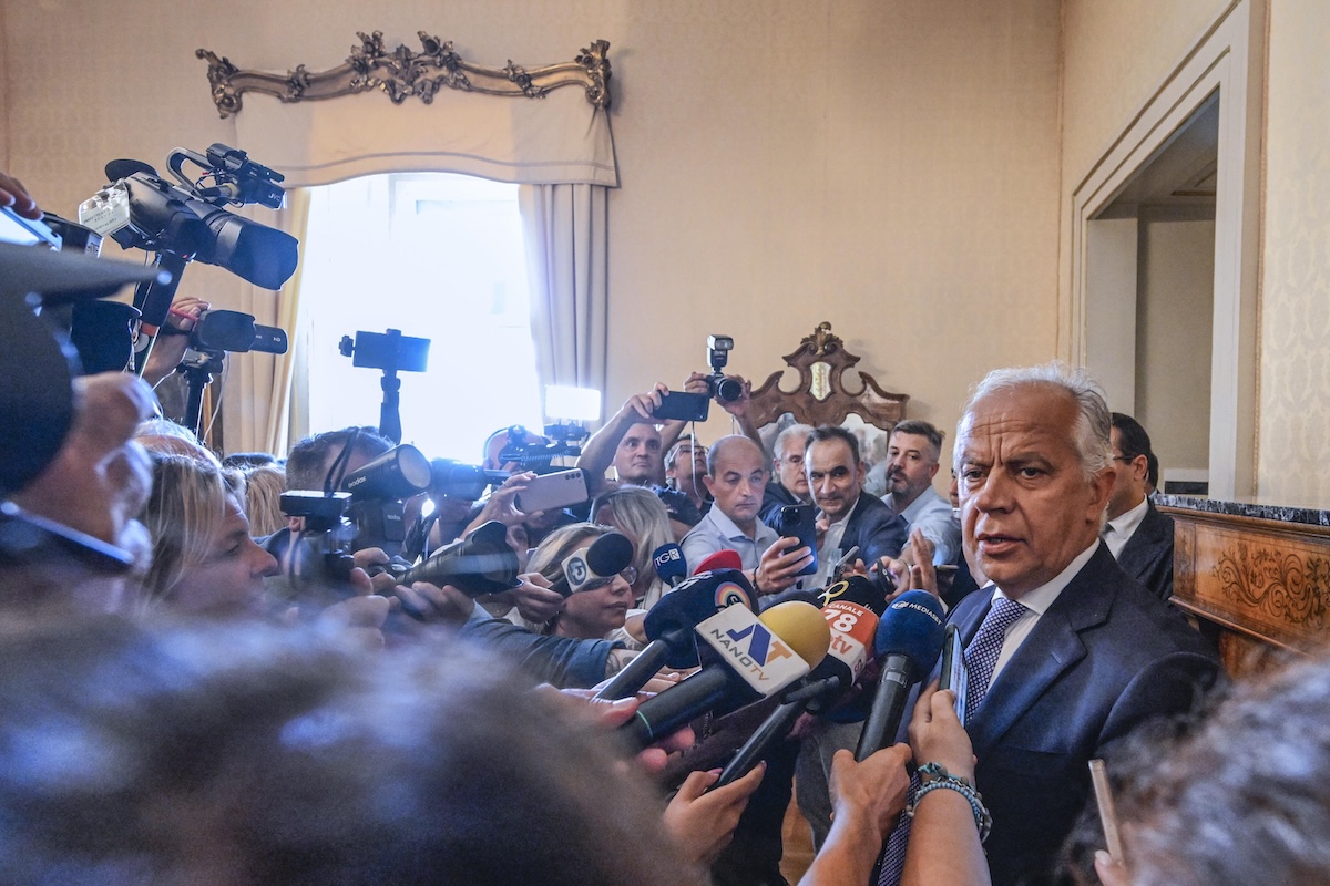 L’Italia prorogherà per almeno altre due settimane i controlli per chi arriva dalla Spagna, ha detto Piantedosi