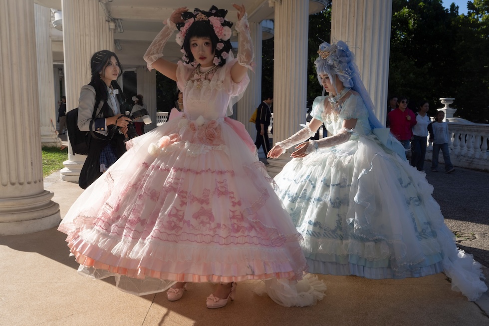 Alcune donne in abiti d'epoca si preparano per farsi fotografare al parco Chaoyang, in occasione della festa nazionale della Repubblica Popolare Cinese (AP Photo/Ng Han Guan)