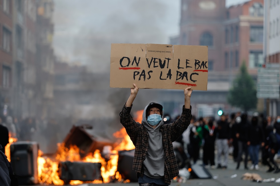 Uno studente a una protesta per chiedere maggiori risorse per le scuole. Sul cartello ha scritto: "Vogliamo il BAC (diploma di scuola superiore), non il BAC (reparto della polizia francese)"(AP Photo/Jean-Francois Badias)
