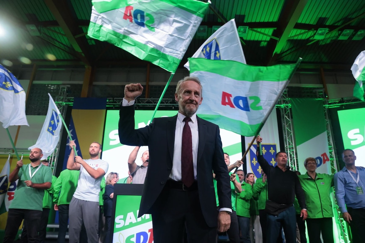 Il leader del principale partito nazionalista bosgnacco SDA, e candidato alla presidenza statale Bakir Izetbegovic, a un evento della campagna. La bandiera con lo scudo blu su sfondo bianco è quella che adottò la Bosnia Erzegovina dal 1992 al 1995. Con il tempo è diventata un simbolo nazionalista bosgnacco: molti bosgnacchi la considerano la loro vera bandiera, ma per gli altri gruppi nazionali è molto controversa. (Foto condivisa da Bakir Izetbegovic su Facebook)