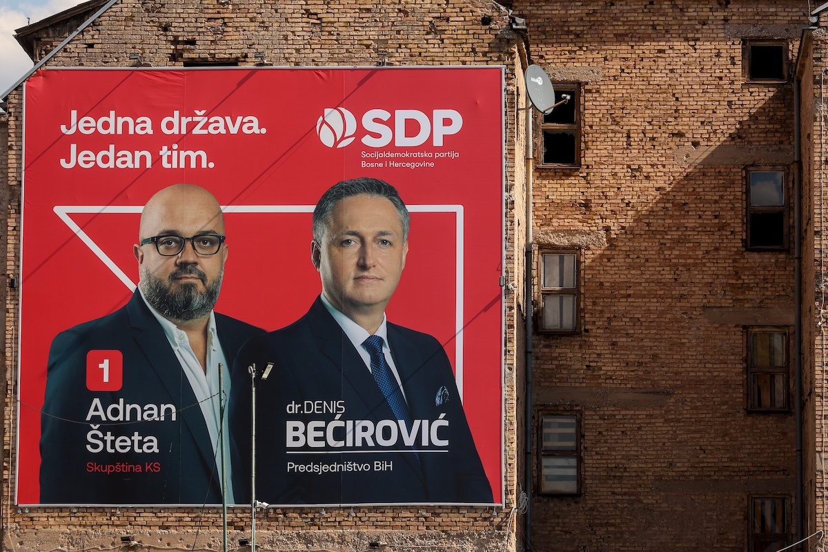 Un manifesto elettorale dell'SDP a Sarajevo (AP/Armin Durgut)