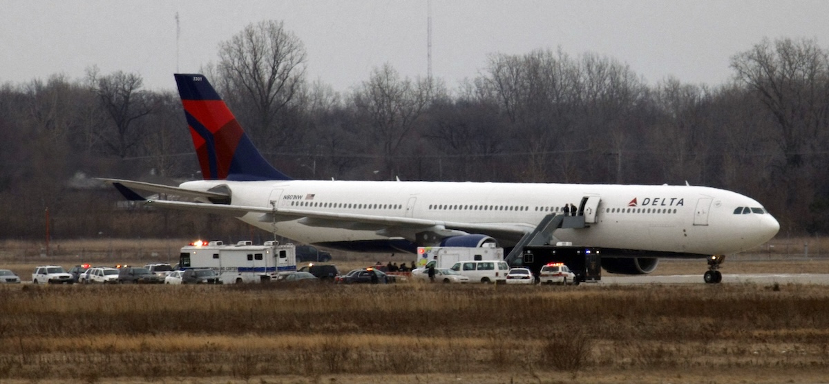 L’aereo del volo 253 della Northwest Airlines fermo sulla pista dopo l'atterraggio