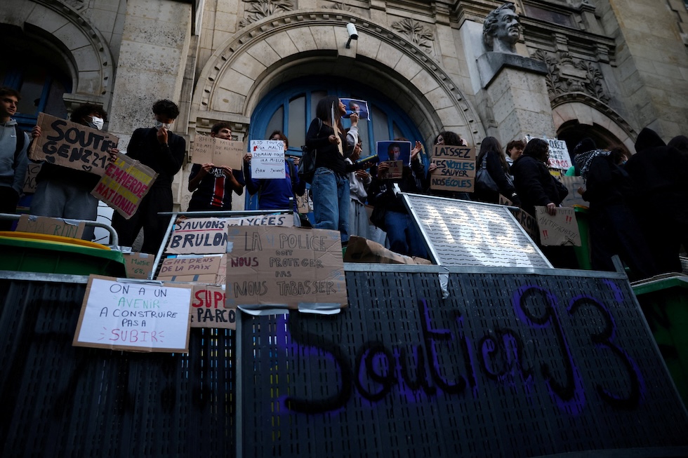 Studenti francesi davanti al liceo Voltaire protestano per chiedere migliori condizioni di studio (REUTERS/Sarah Meyssonnier)