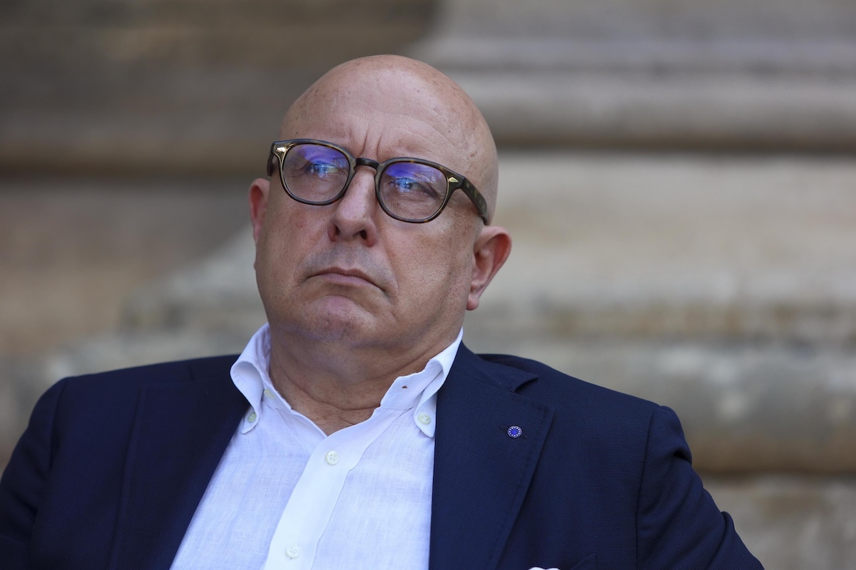 La procura di Palermo ha chiesto l’arresto dell’ex vicepresidente della Sicilia Gaetano Armao, in una più ampia inchiesta per corruzione