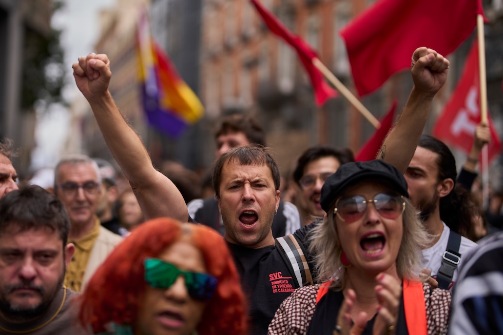 Manifestanti protestano vicino al parlamento spagnolo (AP Photo/Manu Fernandez)