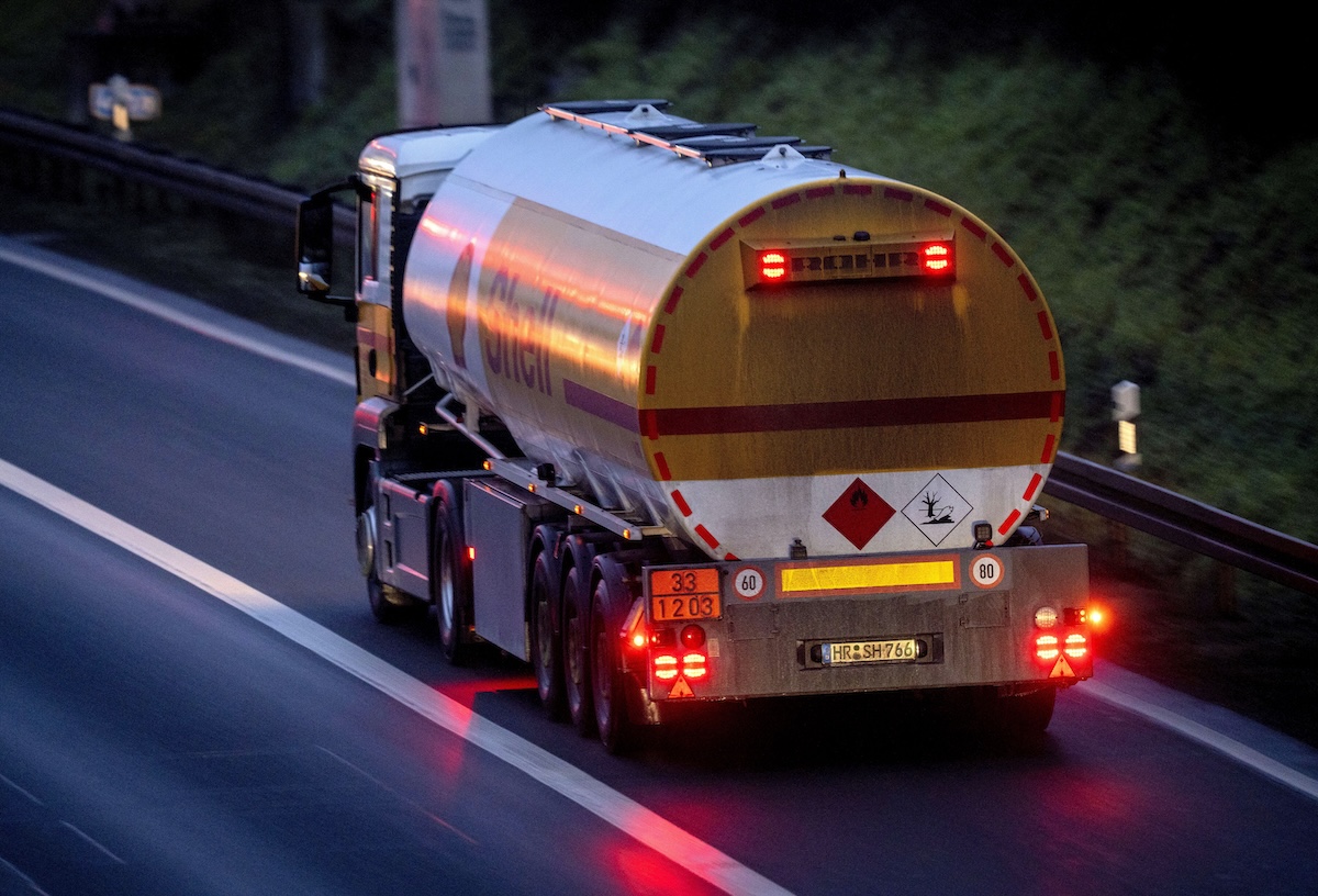 Un camion per il trasporto di carburante a Francoforte, in Germania (AP/Michael Probst)