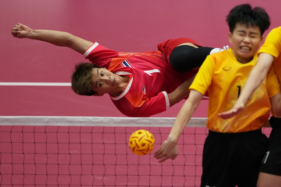 L'atleta thailandese Manlika Bunthod nella finale del girone femminile di sepaktakraw (un gioco simile al footvolley) ai Giochi Asiatici di Nagoya (AP Photo/Lee Jin-man)