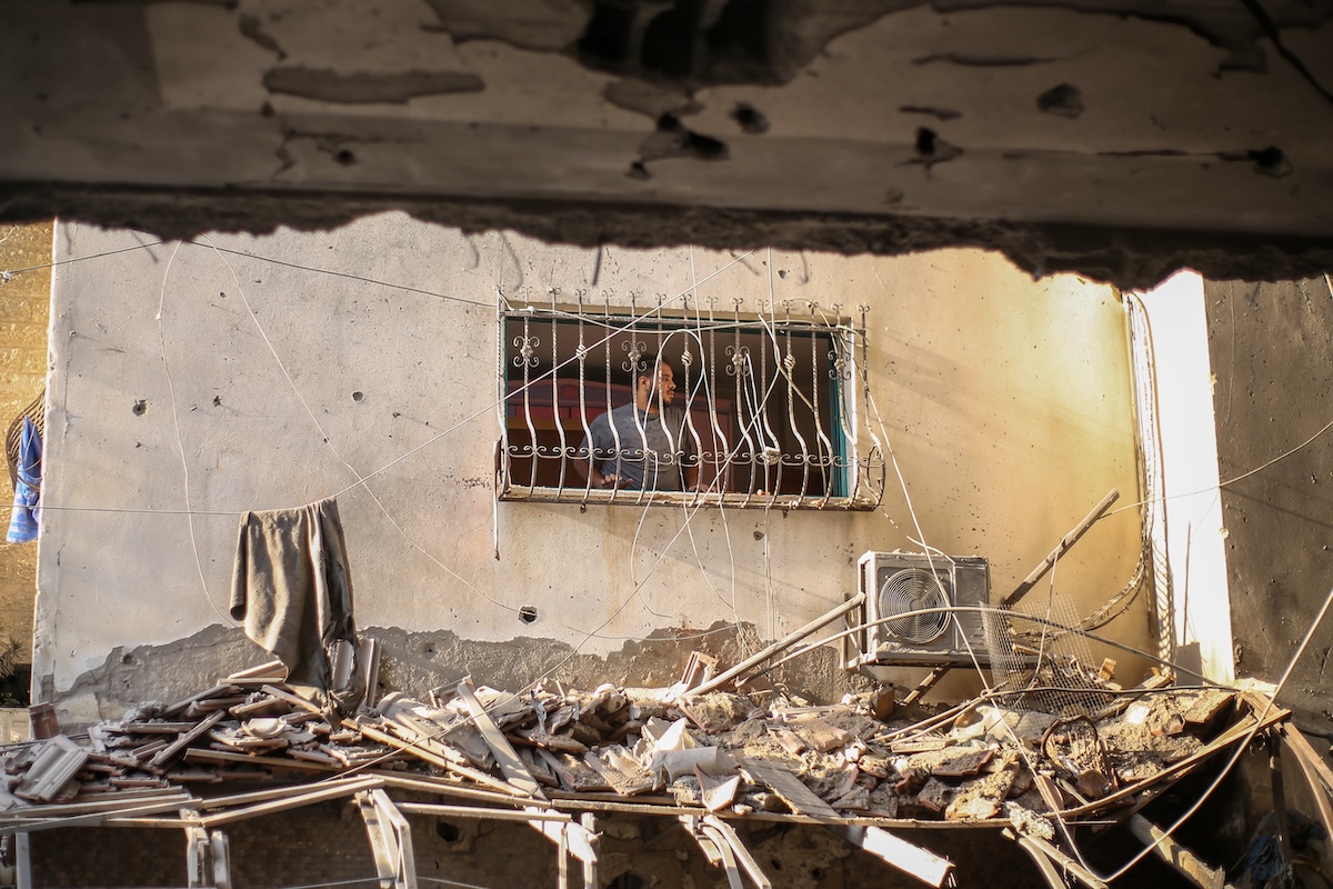 I gravi danni causati da un bombardamento avvenuto durante la notte a Gaza (Ahmad Hasaballah/Getty Images)