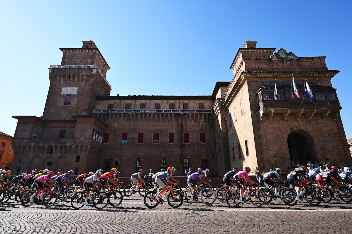 Un gruppo di ciclisti della 109ª edizione del Giro dell'Emilia davanti al Castello di Ferrara, una gara di un giorno di 197,9 km da Ferrara a Bologna (Dario Belingheri/Getty Images)