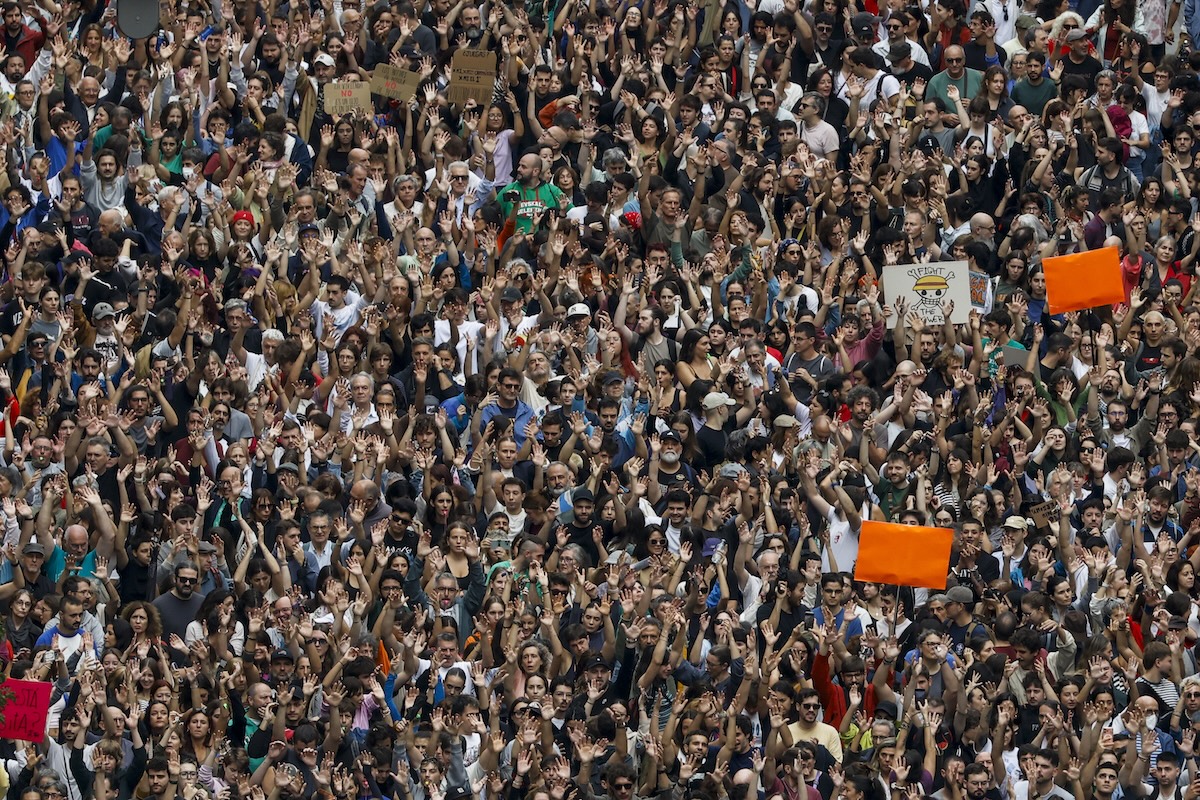 Manifestanti sfilano lungo la Gran Via per la mancata approvazione in Parlamento di due decreti contro la crisi abitativa (Pablo Blazquez Dominguez/Getty Images)