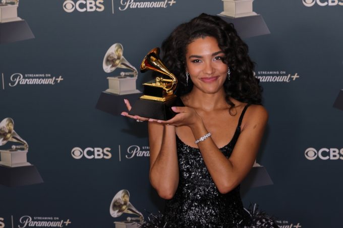 La cantante Olivia Dean è stata accusata di aver plagiato la celebre canzone “Just the Two of Us”