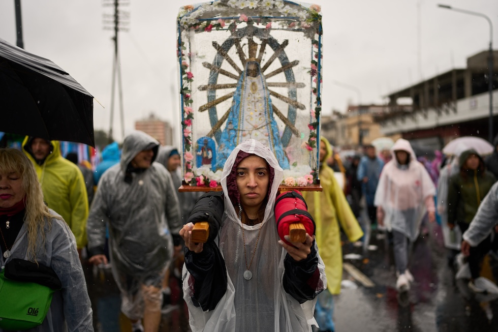 Una donna porta in processione l’immagine della Madonna di Lujan verso la basilica di Lujan a Buenos Aires, in Argentina (AP Photo/Rodrigo Abd)