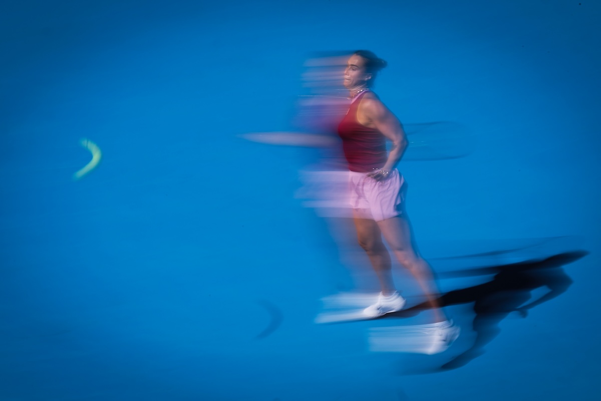 La tennista Aryna Sabalenka durante una partita contro la ceca Nikola Bartunkova nel terzo turno del China Open (Lintao Zhang/Getty Images)