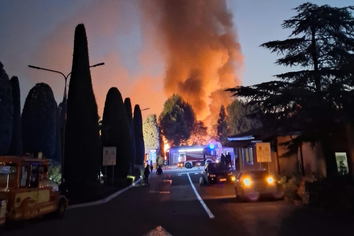 Almeno 24 persone sono rimaste ferite in un incendio divampato in un campeggio a Peschiera del Garda