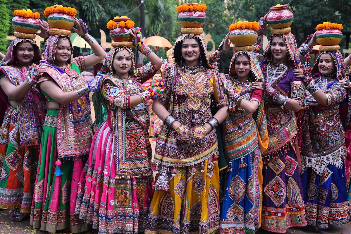 Alcune donne indiane in abiti tradizionali prima di esibirsi nella danza tradizionale dello stato del Gujarat, durante le prove del Navaratri, la festa indù delle nove notti (AP Photo/Ajit Solanki)
