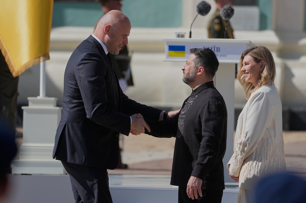 Il primo ministro lettone Andris Kulbergs con il presidente ucraino Volodymyr Zelensky
