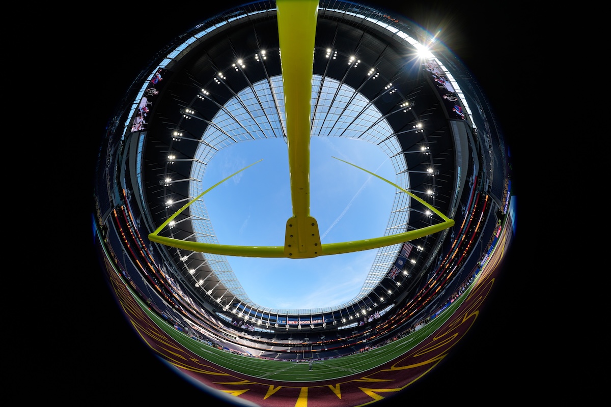 Lo stadio del Tottenham Hotspur in una foto scattata con un obiettivo fisheye prima di una partita di football della NFL tra gli Indianapolis Colts e i Washington Commanders (AP Photo/David J. Phillip)