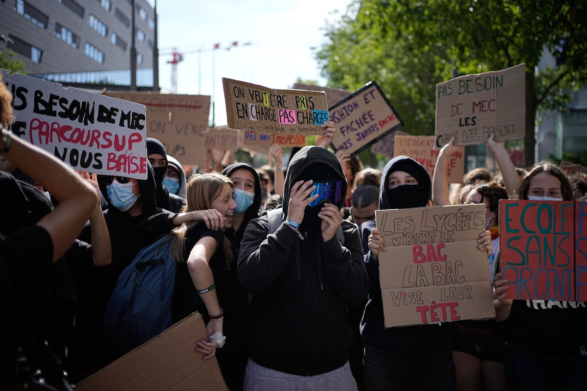 Anche lunedì in Francia centinaia di scuole superiori resteranno chiuse perché danneggiate durante le proteste degli studenti