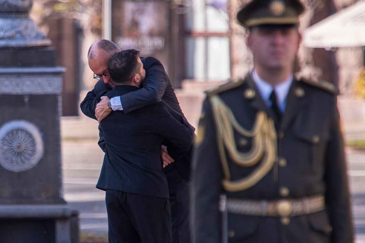 Il cancelliere tedesco Friedrich Merz è arrivato a Kyiv per una visita a sorpresa, poco dopo c’è stato un altro attacco russo