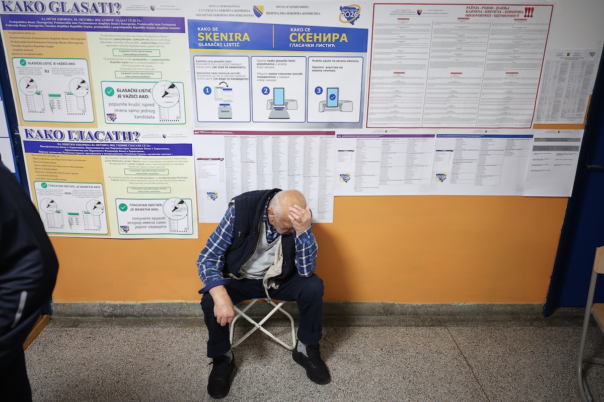 Un uomo in attesa di votare a Sarajevo, il 4 ottobre 2026. (AP/Armin Durgut)