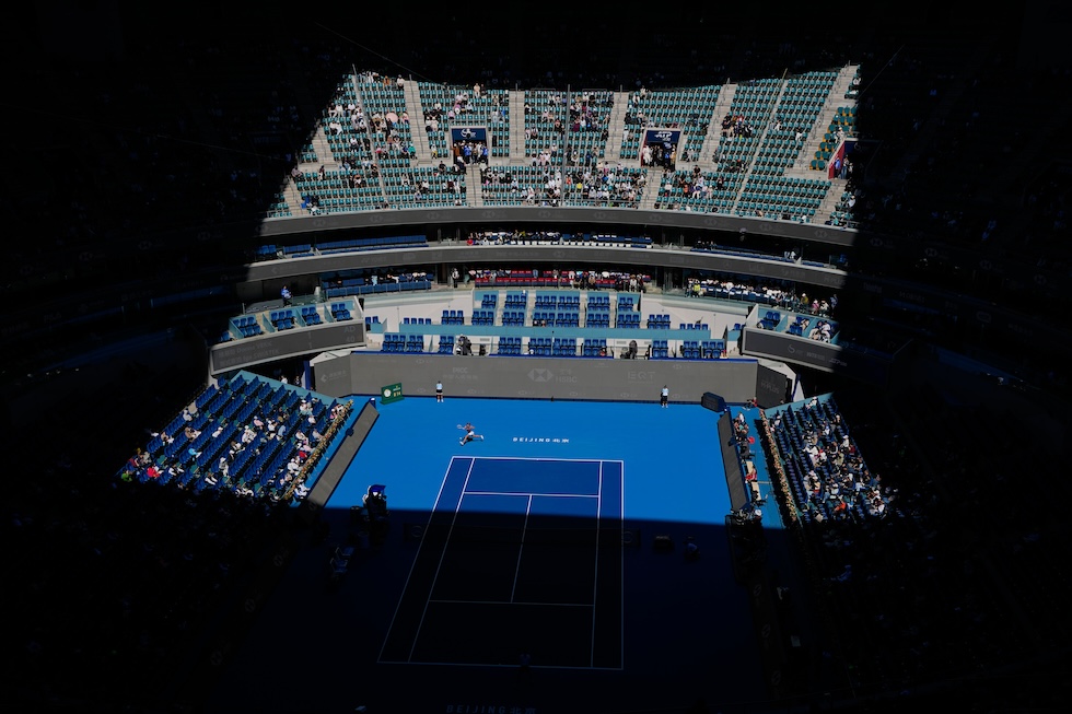 La partita tra le tenniste Iga Swiatek e Donna Vekic al torneo China Open (AP Photo/Andy Wong)