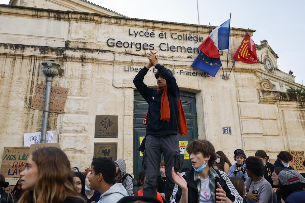 Studenti manifestano davanti a un liceo. Da giorni gli studenti francesi chiedono più personale e fondi per la scuola pubblica (EPA/HORCAJUELO GUILLAUME/ansa)