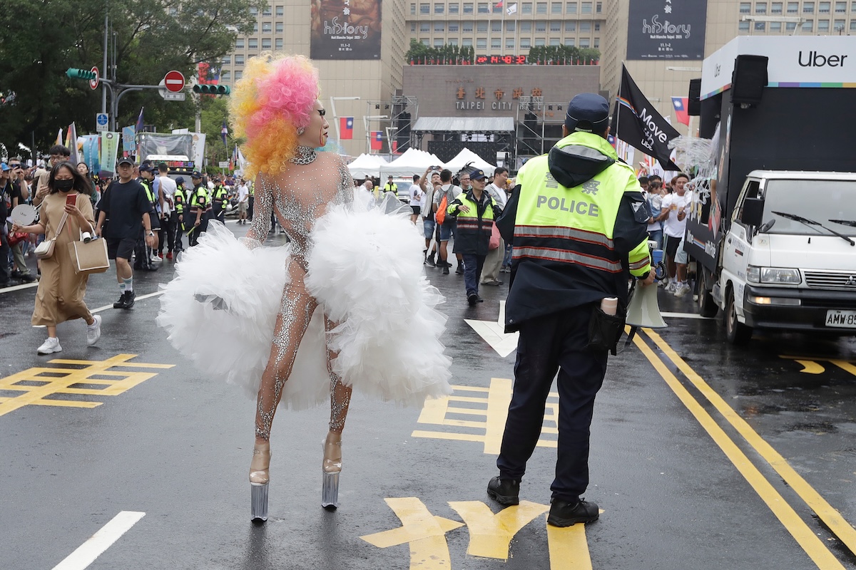 Le proteste contro la perquisizione di un bar gay a Taiwan