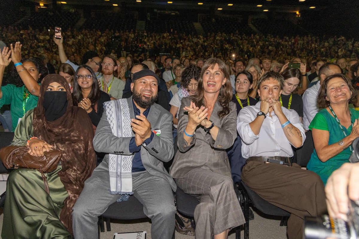 I due vice leader dei Verdi, Mothin Ali e Rachel Millward, tra il pubblico della convention, a Brighton il 2 ottobre 
