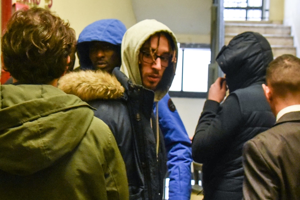 Il rapper Baby Gang rimarrà in carcere perché secondo il gip fa parte di una rete criminale internazionale